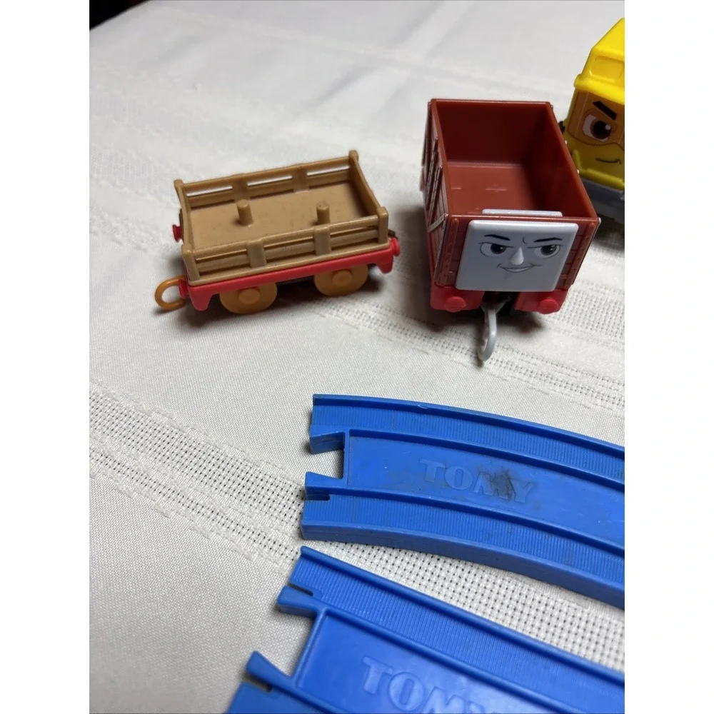 Vtg Thomas The Train Mixed Lot of 6 Engines & Cars Track & Others